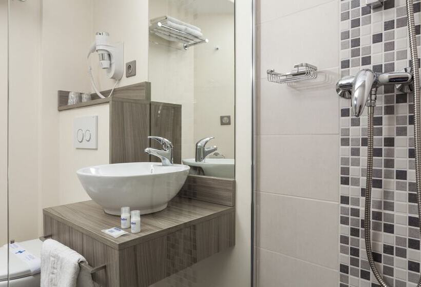 Номер Стандарт Трехместный, Brit Hotel Confort Foix