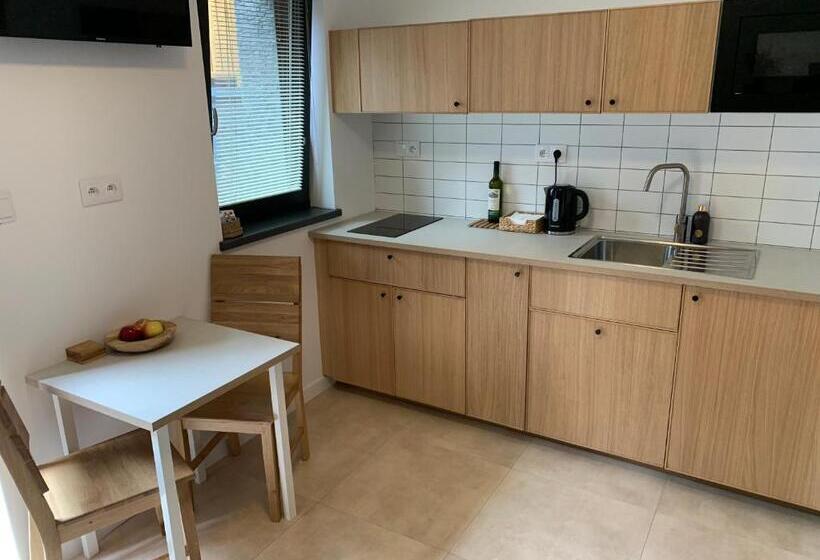 استودیوی استاندارد, Yasna Apartments