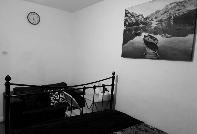 キングサイズベッドのスタンダードルーム, Merciful King Room, In Zone 2 3