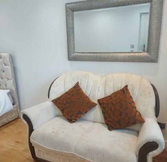 استودیوی لوکس, Apartment & Rooms In London