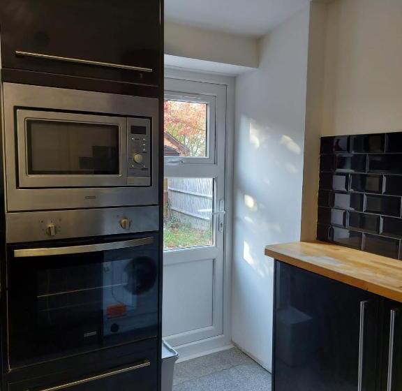 استودیوی استاندارد, Apartment & Rooms In London