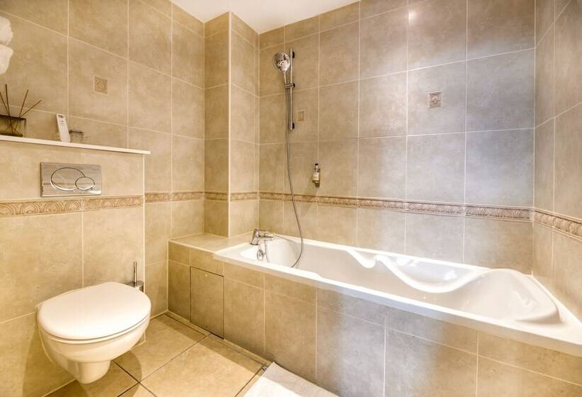 Номер Deluxe, D Aragon   Place De La Comédie