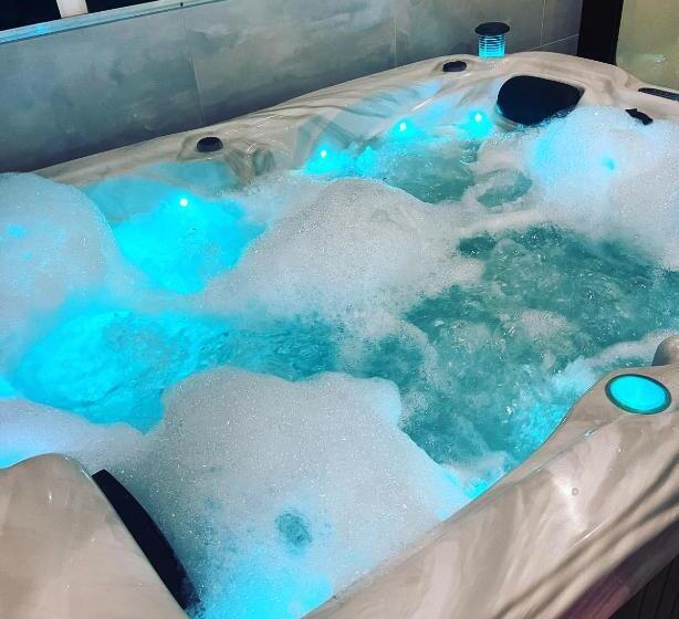 Номер Стандарт с Гидромассажем, Spabyelleetlui Spa Rouge Ou Bleu