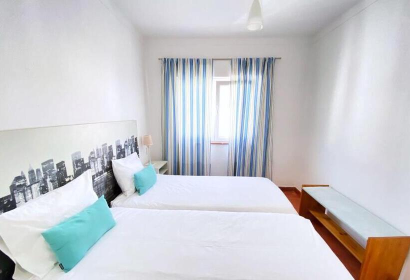 Apartamento 2 Dormitórios, O Tourinho