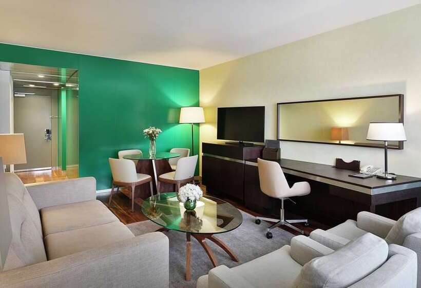 Люкс, Hilton Guangzhou Baiyun   Free Shuttle And Phase 1 Registration Service Available For Canton Fair Pe
