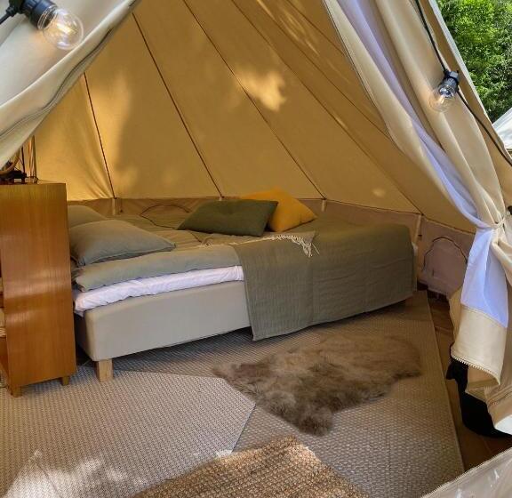Standard Tent, Kalvs Skolhus
