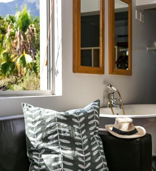 Студия Superior, Camps Bay Village   Studios And Apartments