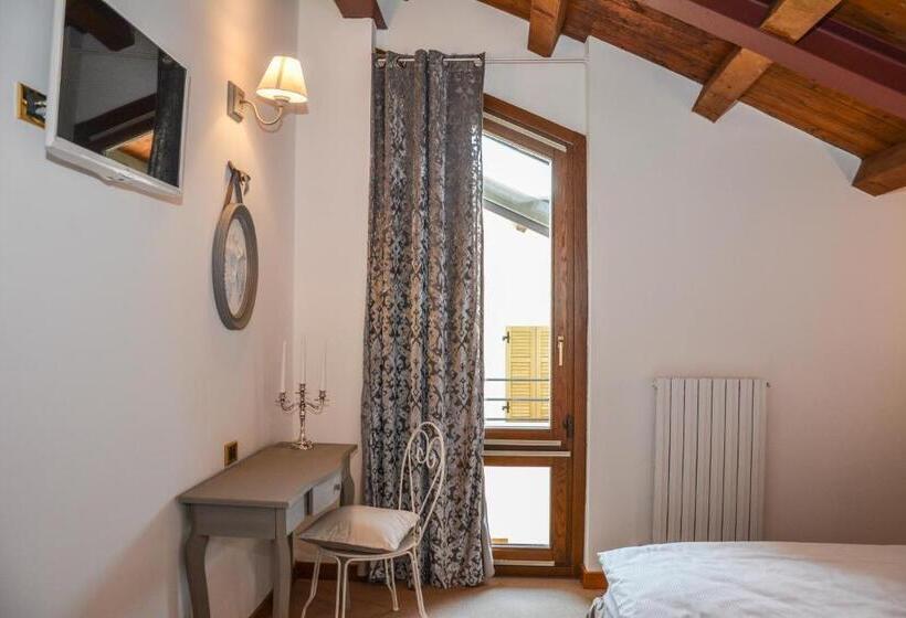 اتاق لوکس با تخت بزرگ, Villa Degli Olivi Relais