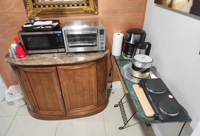 Студия Deluxe, Cozy Mobay