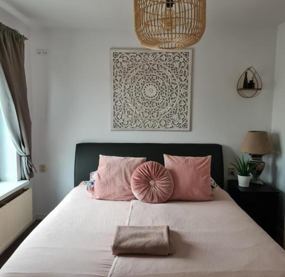 Quarto Estandar, Evy S Place