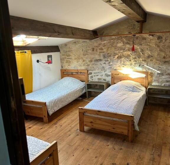 Номер Стандарт Четырехместный Совместный Санузел, Gîte De La Tour