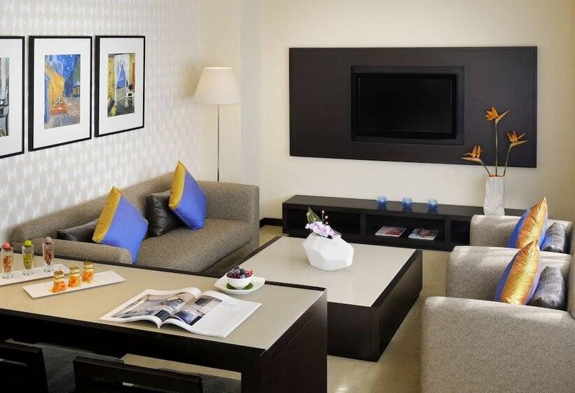سوییت خانوادگی, Hues Boutique