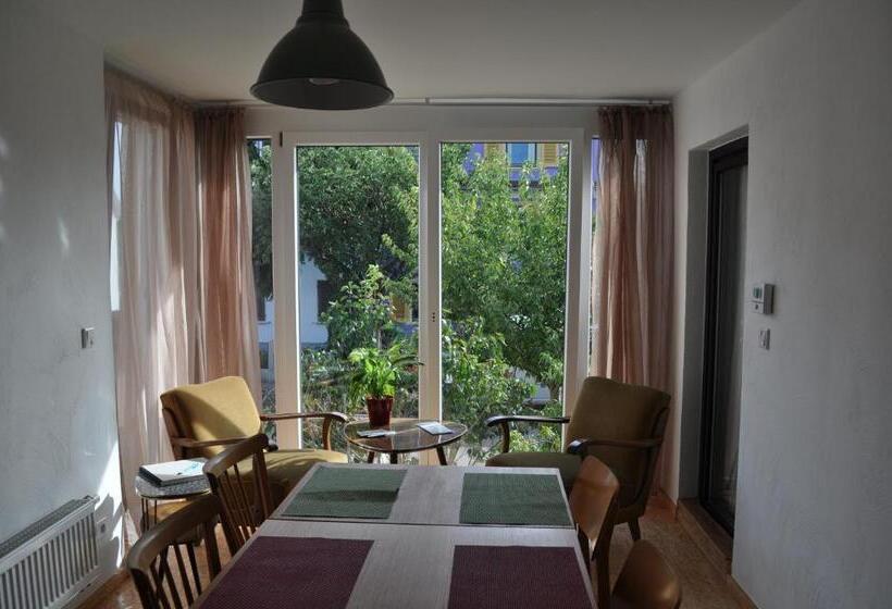 Quarto Estandar, Punkrock Harbour Pension Bähr