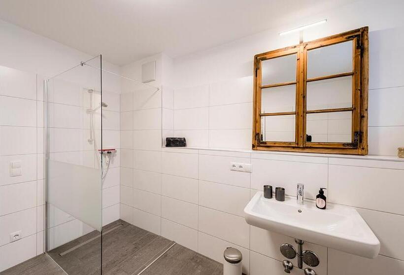 Апартаменты 3 Спальни, Fleischerei   Apartments, Cafe & Weinbar