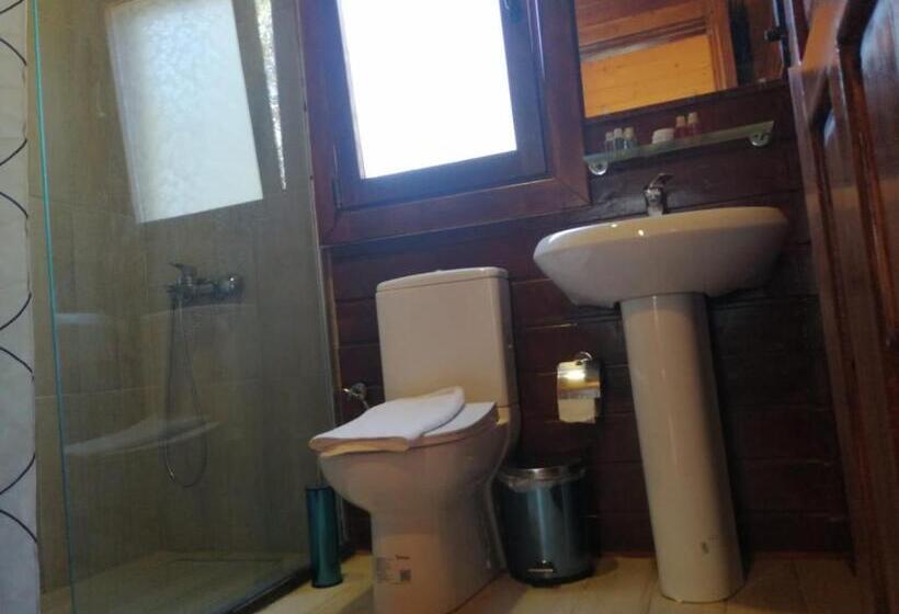 Family Suite, Sakin Vadi Winehouse