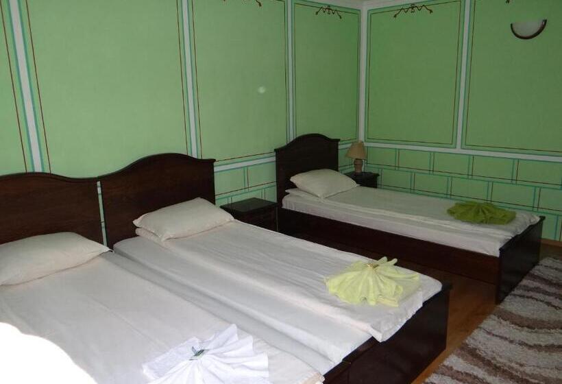 スタンダードトリプルルーム, Denis Guest House