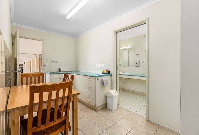 패밀리 아파트, Econo Lodge Park Lane