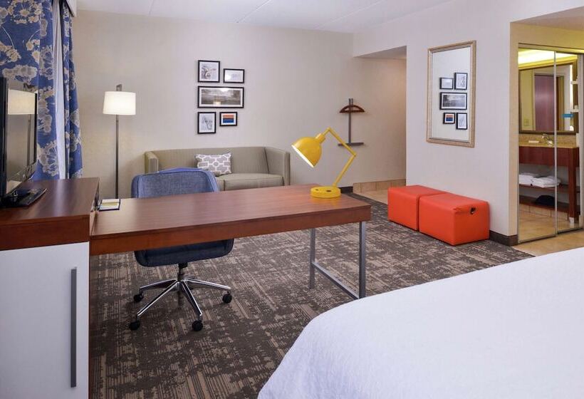 스탠다드 스튜디오, Hampton Inn & Suites Wilmington