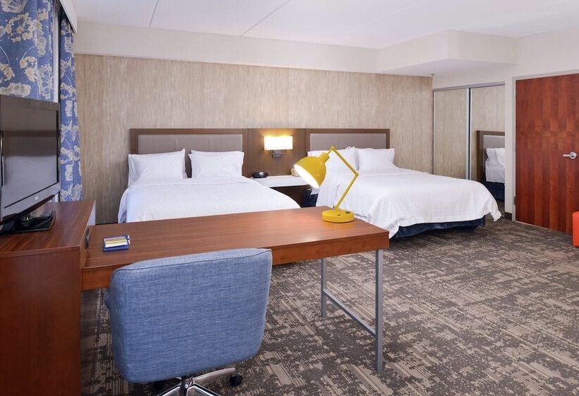 스탠다드 스튜디오, Hampton Inn & Suites Wilmington