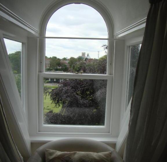 Quarto Triplo Standart, Ascot House
