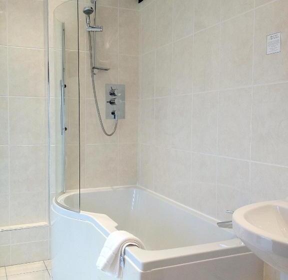Quarto Triplo Standart, Ascot House