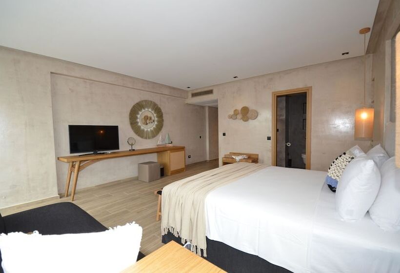 Номер Deluxe, Evilion Sea And Sun