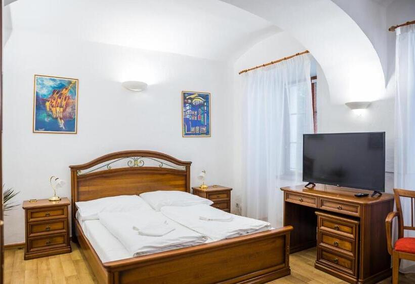 اتاق استاندارد سه نفره, Hostel Little Quarter
