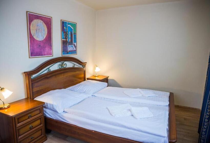 سوییت خانوادگی, Hostel Little Quarter