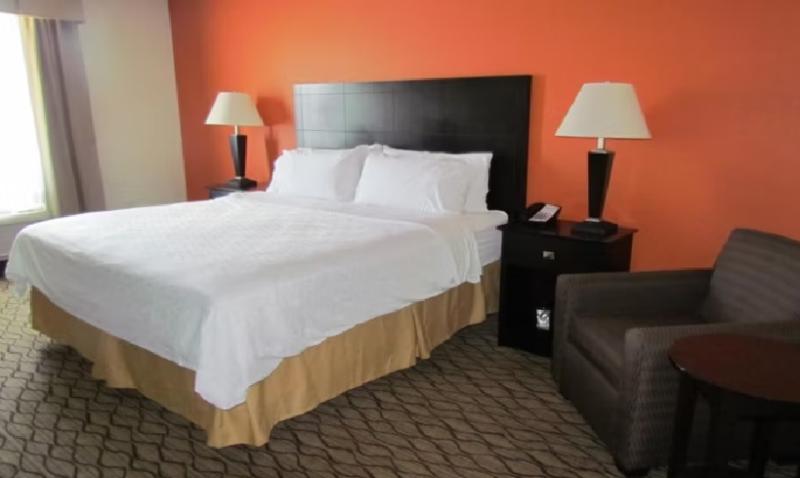 스위트 킹사이즈 침대, Holiday Inn Express Hotel & Suites Cadillac, An Ihg
