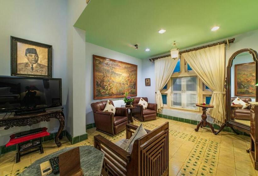Family Suite, Tugu Blitar