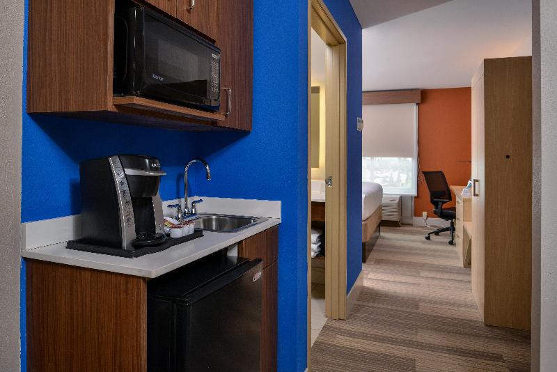 Люкс Кровать Кинг, Holiday Inn Express Hotel & Suites Cincinnati   Mason, An Ihg