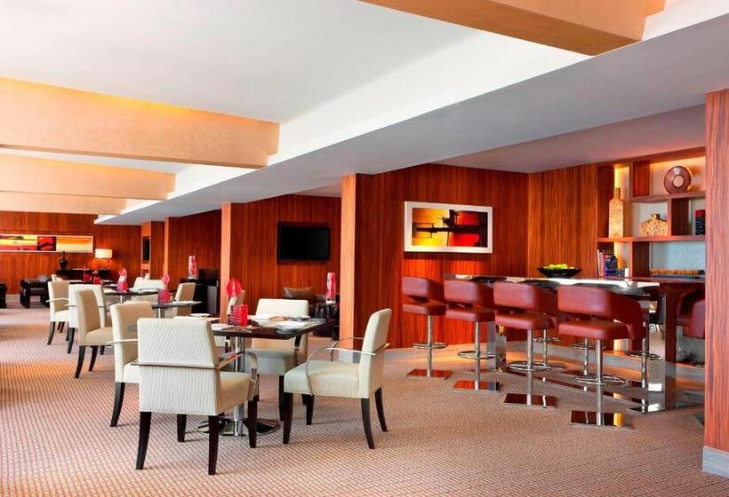 Номер Клуб Кровать Кинг, Sheraton Grand Bangalore Hotel At Brigade Gateway