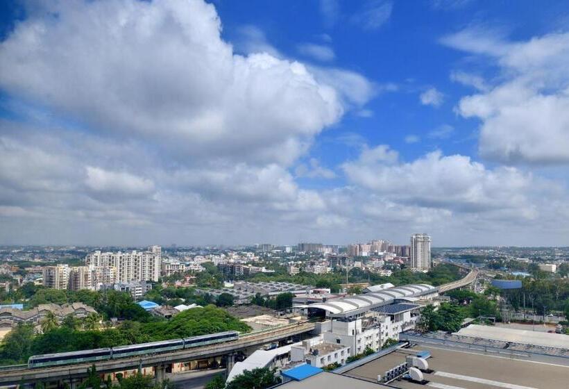 Номер Клуб Кровать Кинг, Sheraton Grand Bangalore Hotel At Brigade Gateway