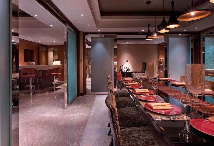 Президентский Люкс, Sheraton Grand Bangalore Hotel At Brigade Gateway