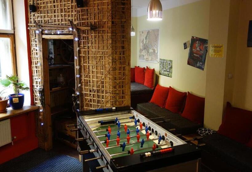 اتاق استاندارد سه تخته با سرویس بهداشتی مشترک, Naughty Squirrel Backpackers Hostel