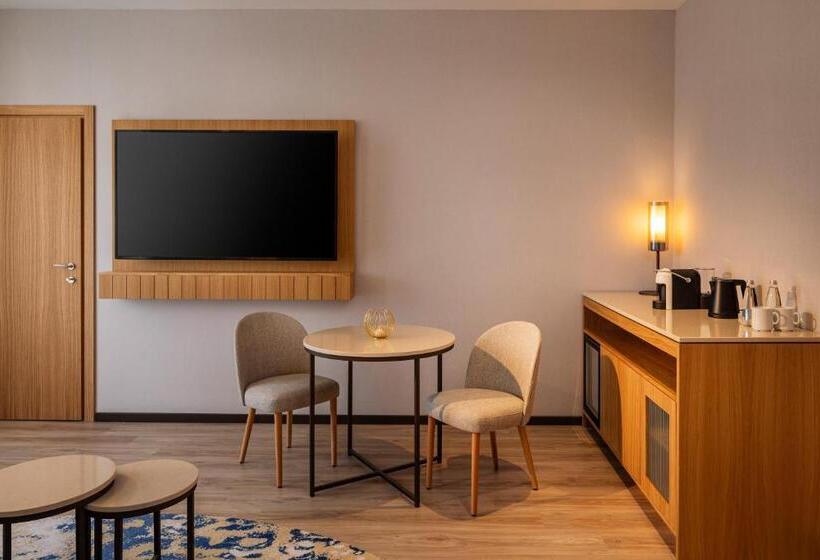Suite with lake view, Hyatt Regency Pravets Resort