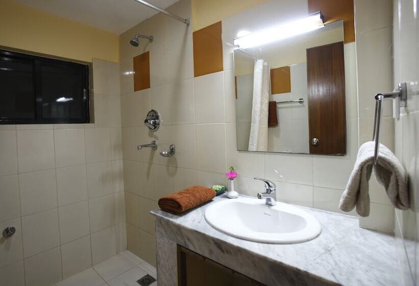 Deluxe Room, Royal Astoria Hotel