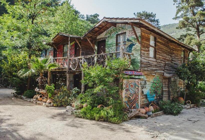 بانگلوی استاندارد, Kadir S Top Tree Houses