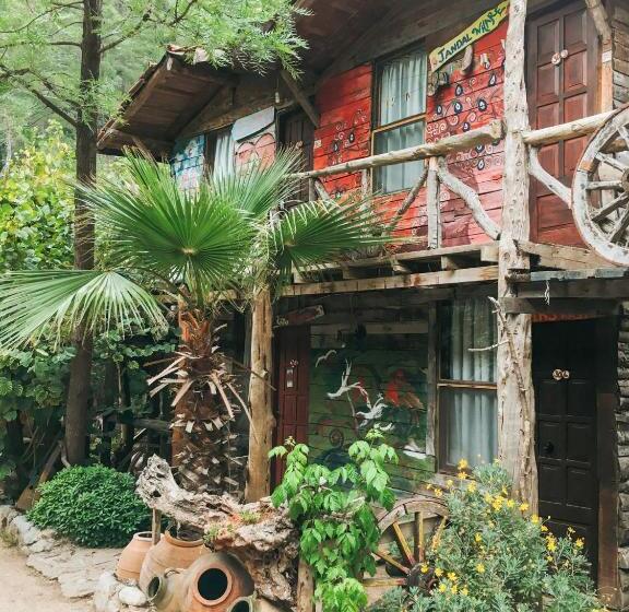 بانگلوی استاندارد, Kadir S Top Tree Houses