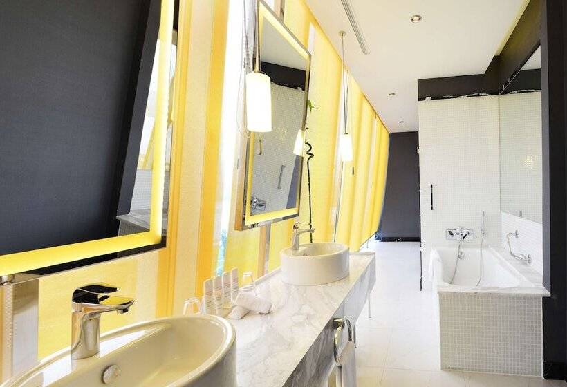 سوییت خانوادگی, Radisson Blu Hotel Batumi