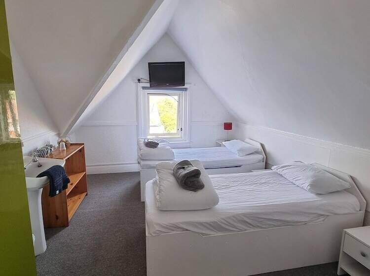 اتاق استاندارد سه تخته با سرویس بهداشتی مشترک, The Lodge