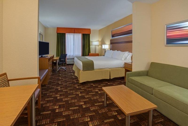 带大床的套房, Holiday Inn Express Fort Lauderdale Airport South, An Ihg