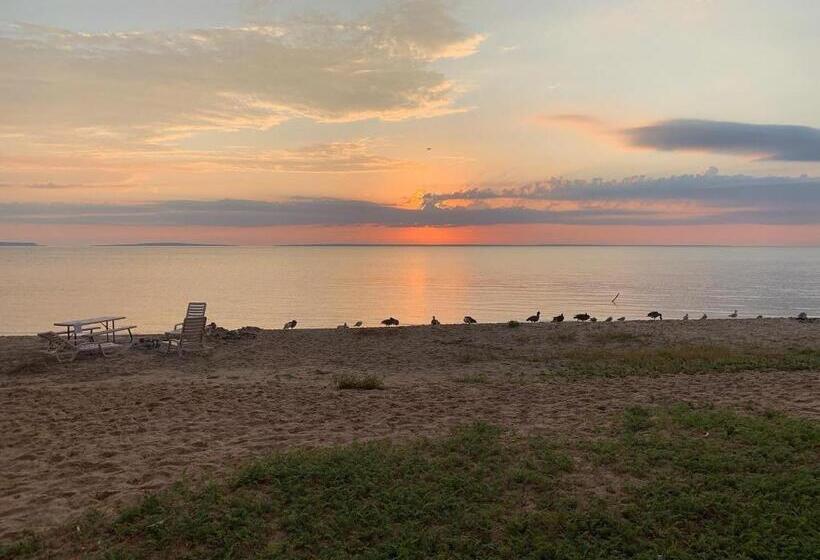Семейный Номер, Mackinaw Beach And Bay Inn & Suites