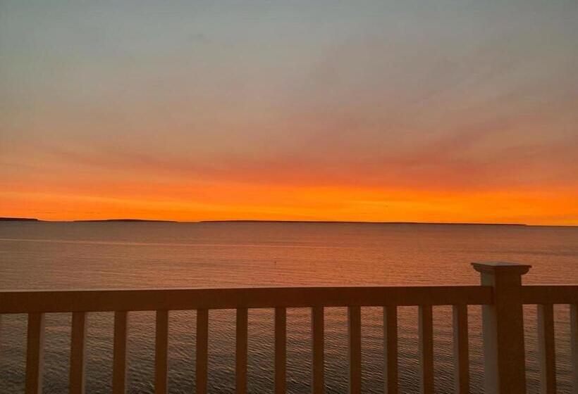 Семейный Номер, Mackinaw Beach And Bay Inn & Suites