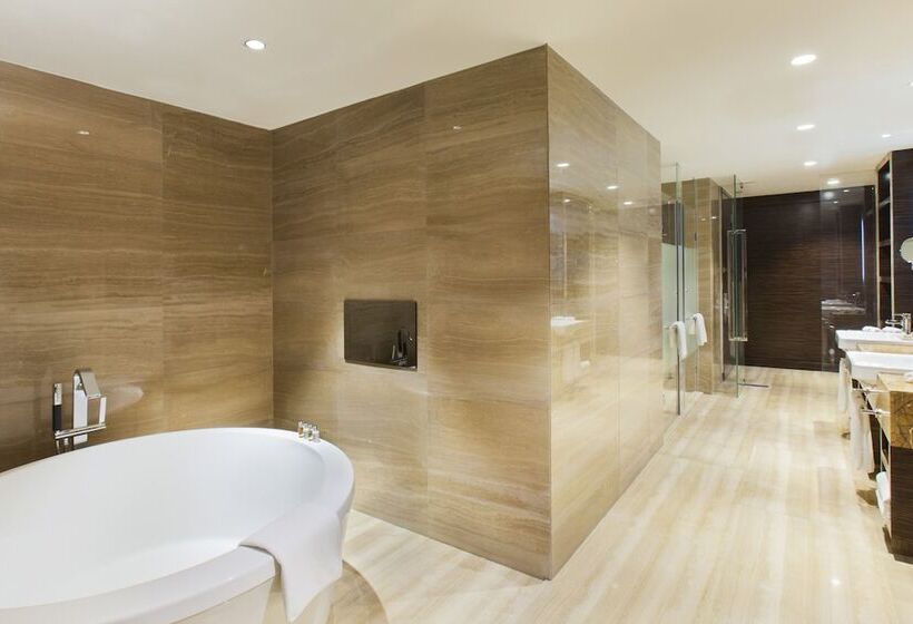 Люкс с Балконом, Holiday Inn Panjin Aqua City, An Ihg