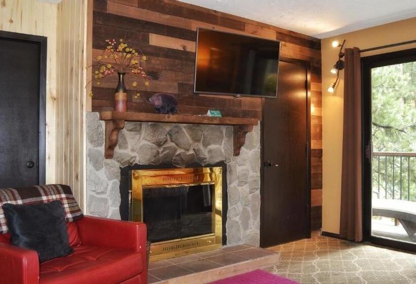 Deluxe room with river view, The Inn On Fall River & Fall River Cabins