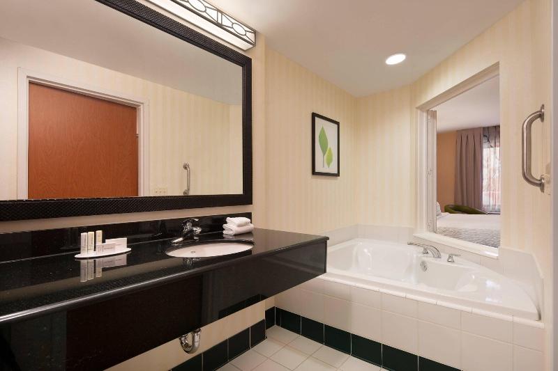 스위트 킹사이즈 침대, Fairfield Inn & Suites Redding