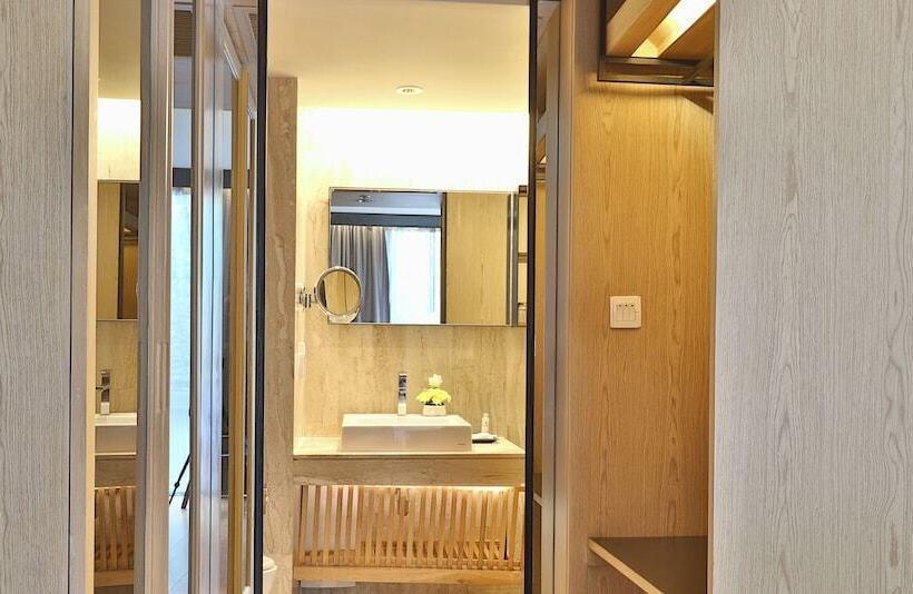 Люкс Премиум Вид на Бассейн, Arcadia Suites Bangkok