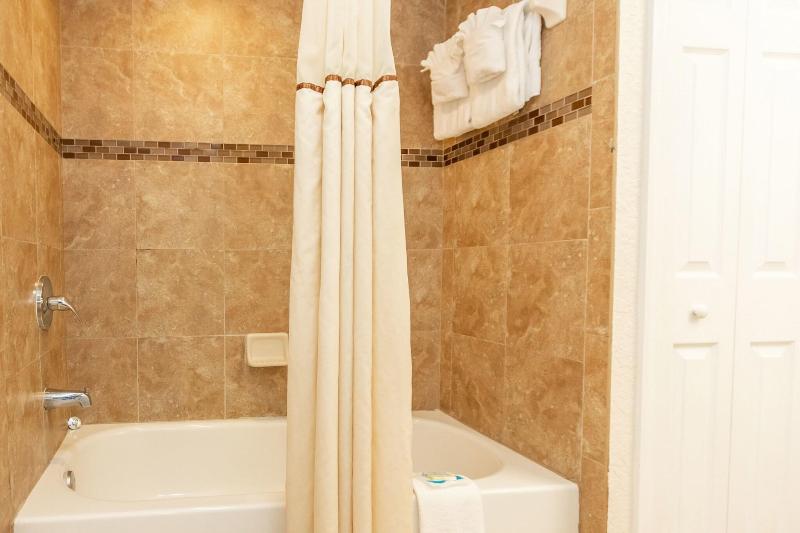 스위트 킹사이즈 침대, Coconut Cove Allsuite