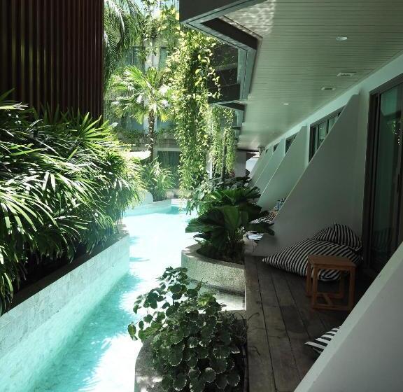 اتاق لوکس با چشم‌انداز استخر, Panwaburi Beachfront Resort